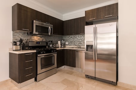 1 Bedroom Pool Level Majestic Palm | Private kitchen | Full-size fridge, microwave, oven, stovetop