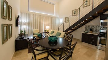 Condo panorámico, 2 habitaciones, para no fumadores, vista a la alberca | Servicio a la habitación
