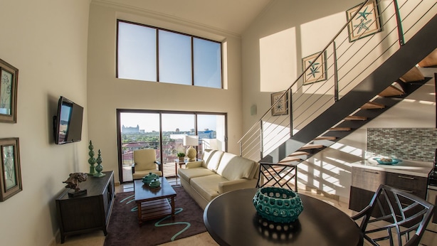 Apartamento panorámico, 2 habitaciones, no fumadores, vistas a la piscina | Sala de estar | Televisión de pantalla plana de 38 pulgadas con canales por cable