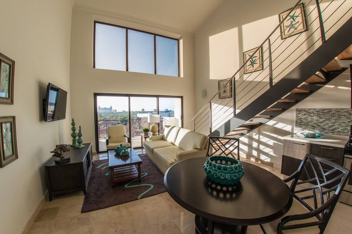 Condo panorámico, 2 habitaciones, para no fumadores, vista a la alberca | Sala de estar | Televisión de pantalla plana de 38 pulgadas con canales por cable