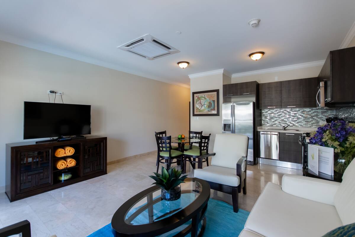 1 Bedroom Deluxe Majestic Palm | Área de sala de estar | Televisión de pantalla plana de 38 pulgadas con canales por cable