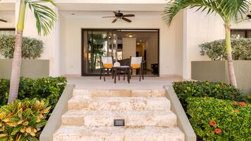 1 Bedroom Pool Level Majestic Palm | Terraza o patio