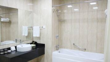 Ducha, artículos de tocador gratuitos, secador de pelo, batas
