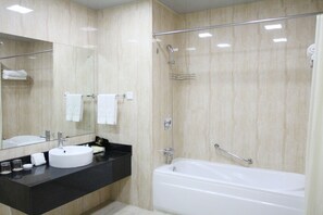 Habitación doble | Baño | Ducha, artículos de higiene personal gratuitos y secador de pelo
