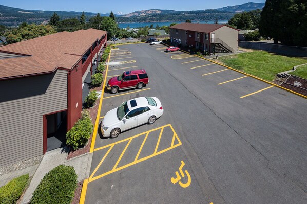 Free self-parking - Riverview Lodge (Hood River)