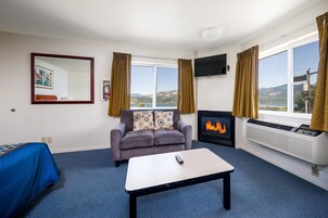 Habitación individual, 1 cama de matrimonio | Colchones con acolchado adicional, escritorio, cortinas opacas