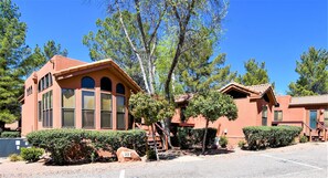 1 habitación, caja de seguridad en la habitación y escritorio