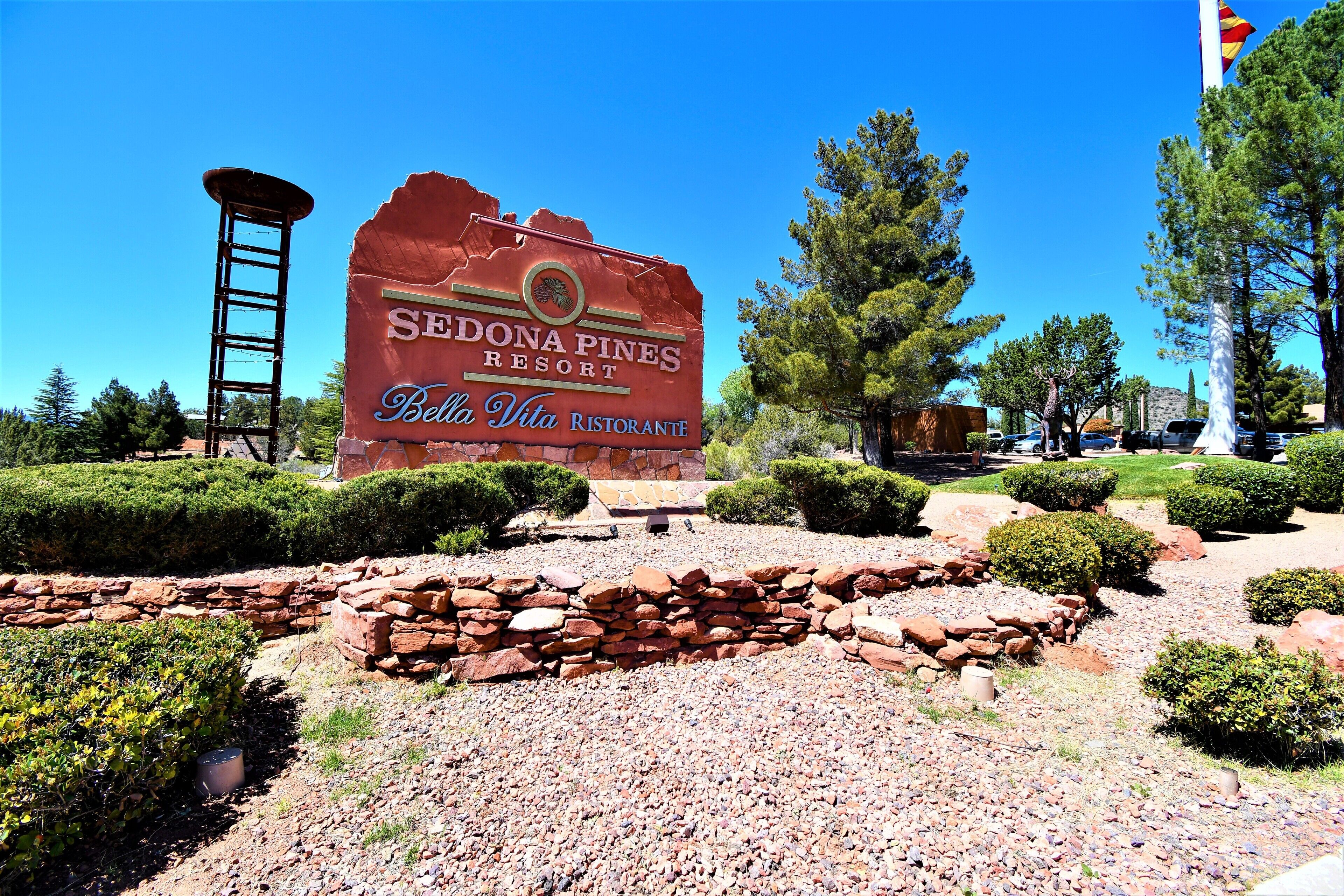 A Sedona Pines Resort nevét ábrázoló tábla, amelyen egy harangtorony és a Bella Vita Ristorante nevű étterem is látható.