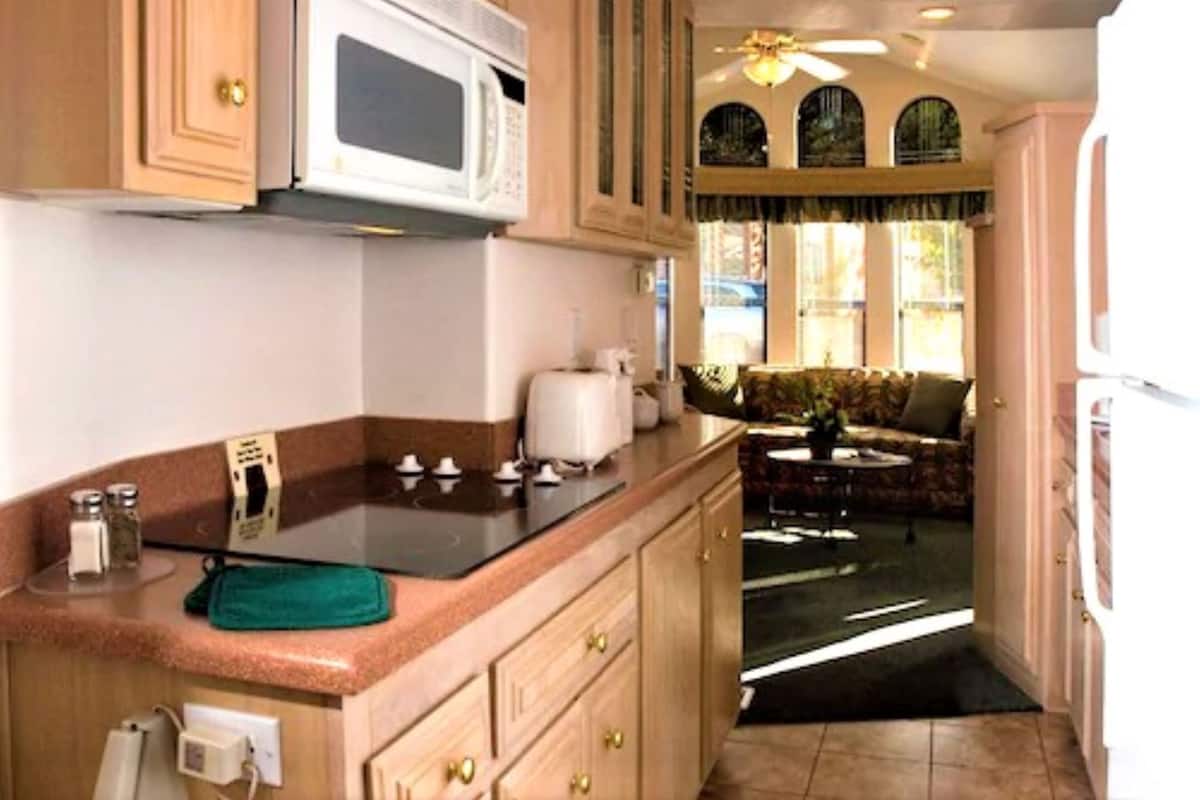 Full-size fridge, microwave, stovetop, dishwasher