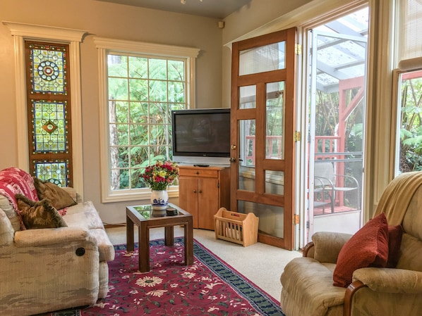 House, 2 Bedrooms | Living room | Flat-screen TV, fireplace, DVD player