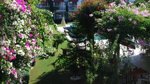Un hôtel doté d'un jardin, d'un espace extérieur aménagé et offrant une vue sur les collines environnantes.