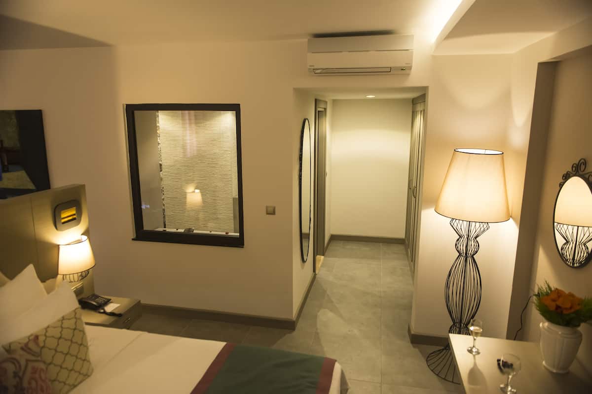 exclusive suite, 1 double bed | egyptian cotton sheets, premium bedding, select comfort beds, minibar