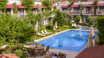 Piscine extérieure, parasols de plage, chaises longues