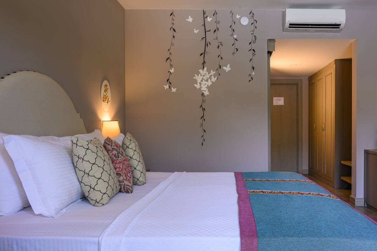 Egyptian cotton sheets, premium bedding, Select Comfort beds, minibar