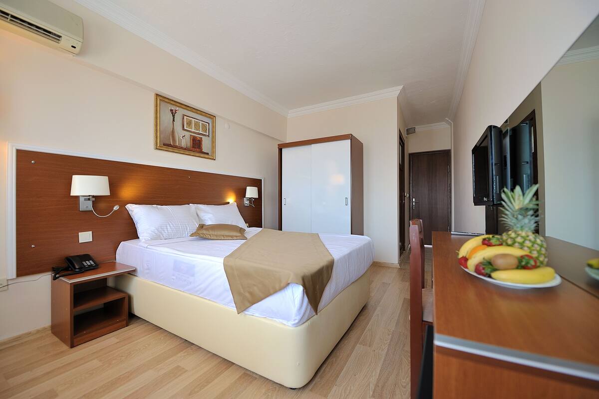 Premium bedding, in-room safe, desk, bed sheets