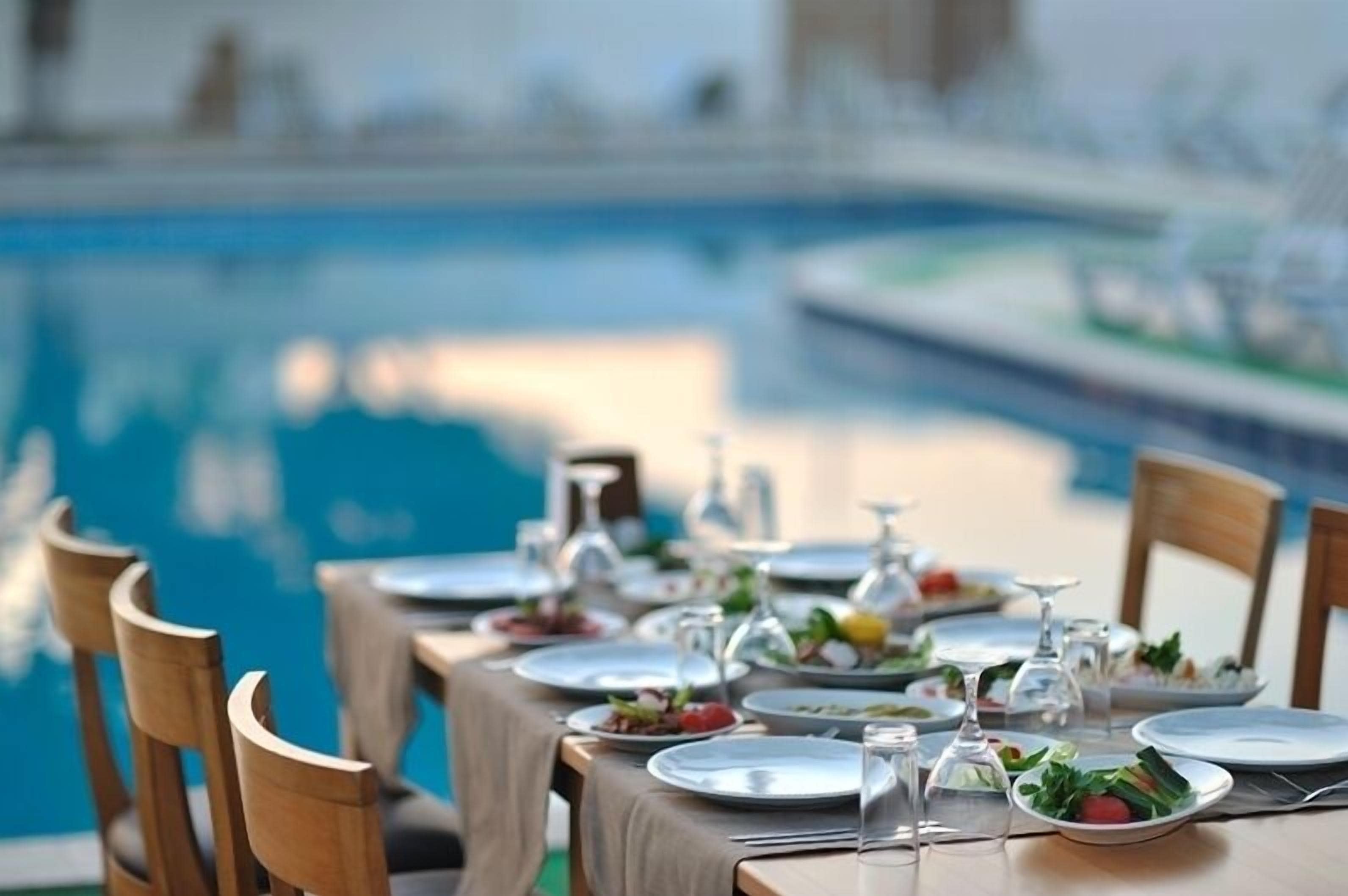 2 か所のレストラン、朝食、ランチ、ディナーに営業 (多国籍料理)