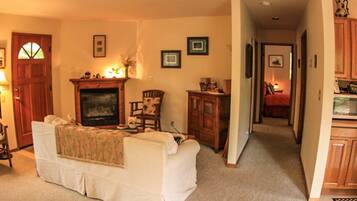 House, 2 Bedrooms | Living room | TV, fireplace, DVD player