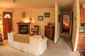 House, 2 Bedrooms | Living room | TV, fireplace, DVD player