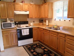 House, 2 Bedrooms | Private kitchen | Fridge, microwave, coffee/tea maker, cookware/dishes/utensils