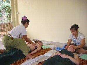 Liệu pháp hương thơm, massage Thái, liệu pháp ấn huyệt đạo 