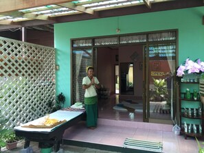 Aromaterapia, massagens tailandesas, reflexologia