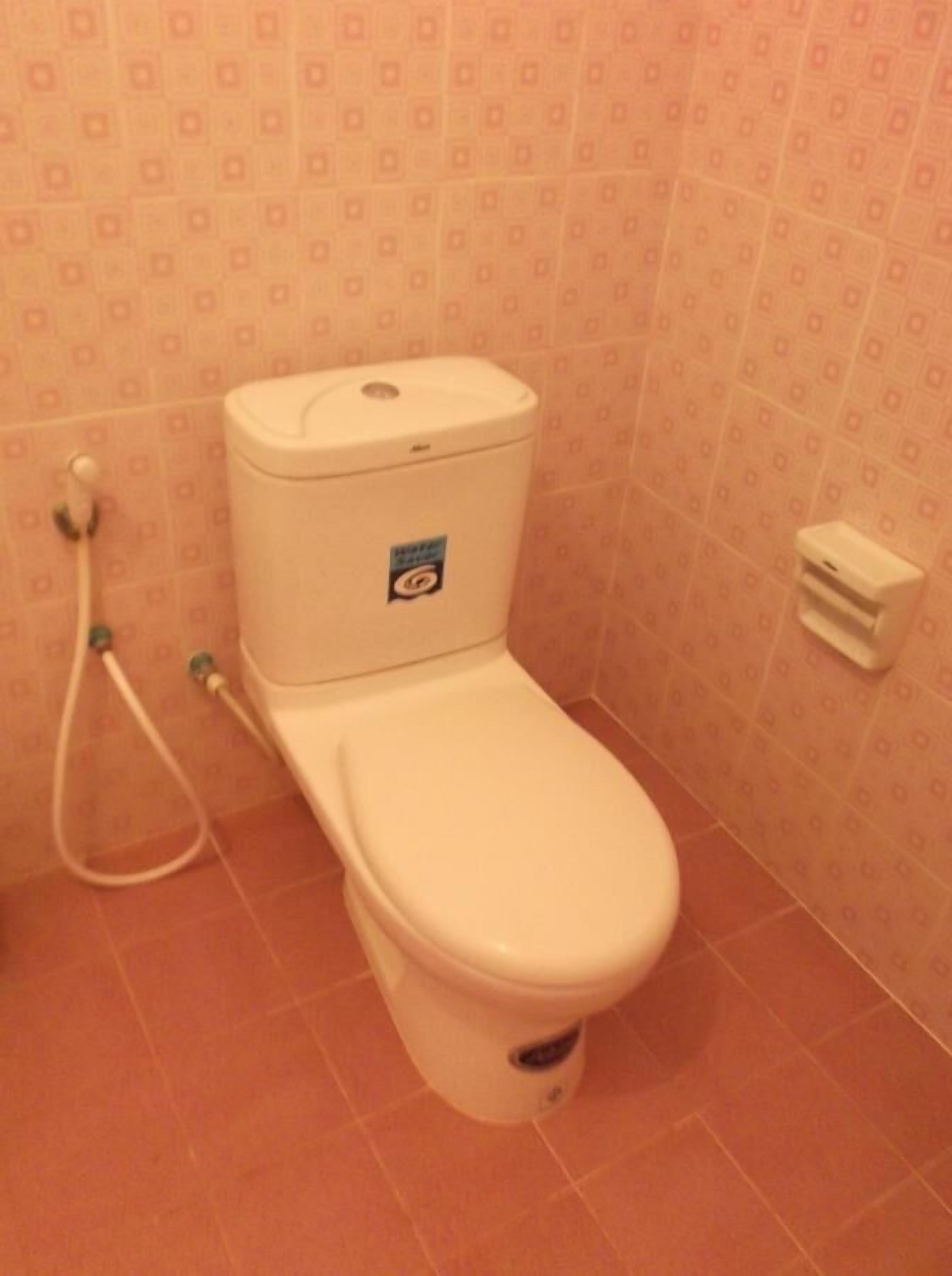 Fan Room Hot Shower | Bathroom | Shower, free toiletries, towels