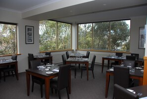 Breakfast and dinner served - Summit Ridge Alpine Lodge (Falls Creek)