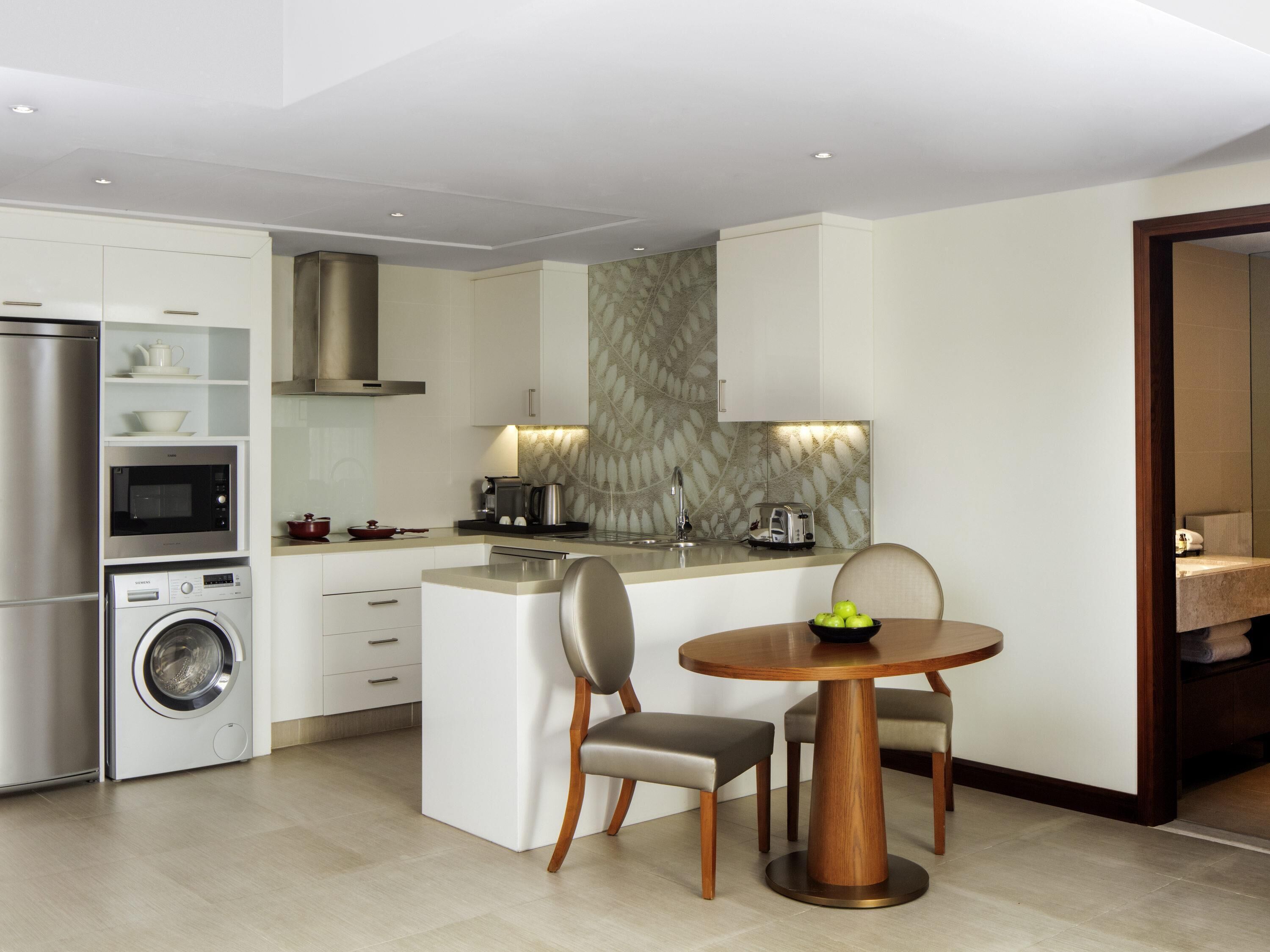 Studio, 1 Tempat Tidur King (Creek View) | 1 kamar tidur, seprai premium, brankas, dan didekorasi berbeda-beda