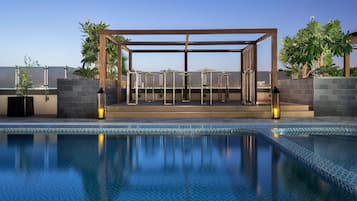 حمّام سباحة خارجي، كبائن مجانية، مظلات على حمّام السباحة