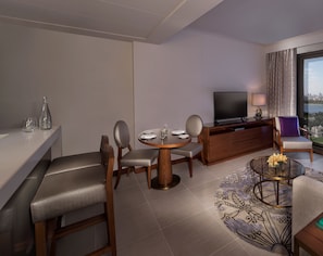 Studio, 1 King Bed (Creek View) | 1 bedroom, premium bedding, in-room safe, individually decorated
