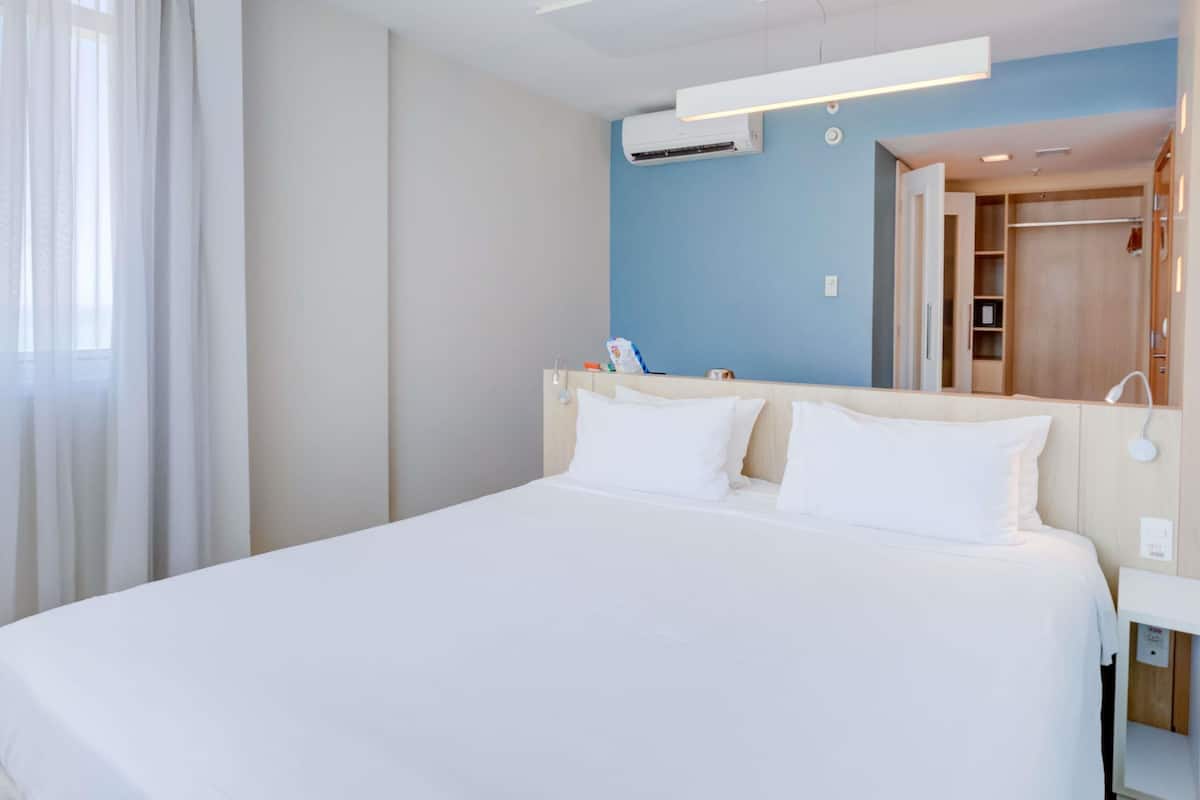 1 quarto, frigobar, escrivaninha, berços grátis