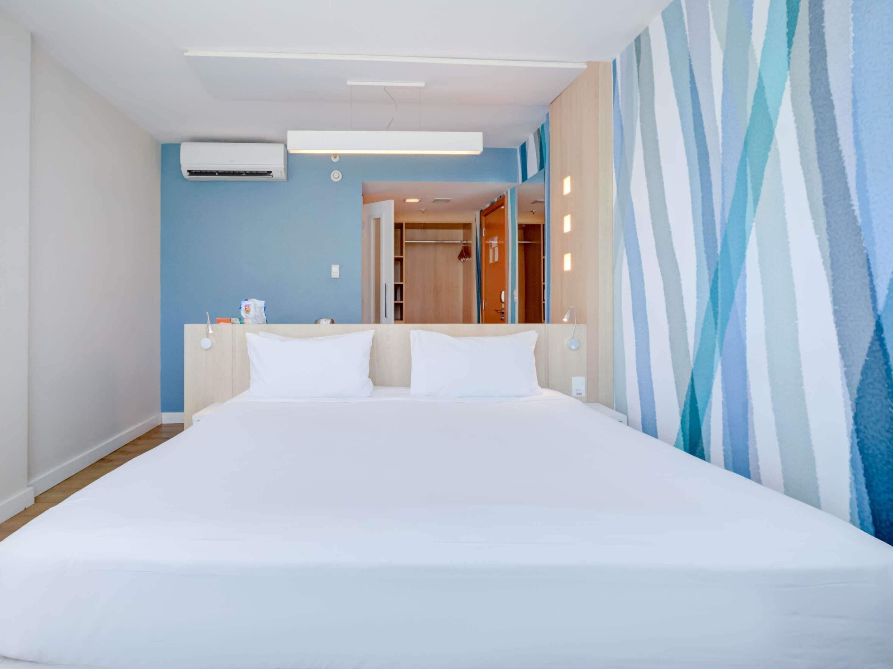 Minibar, desk, cribs (free), WiFi (free)