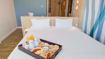 1 kamar tidur, minibar, meja kerja, dan tempat tidur bayi gratis