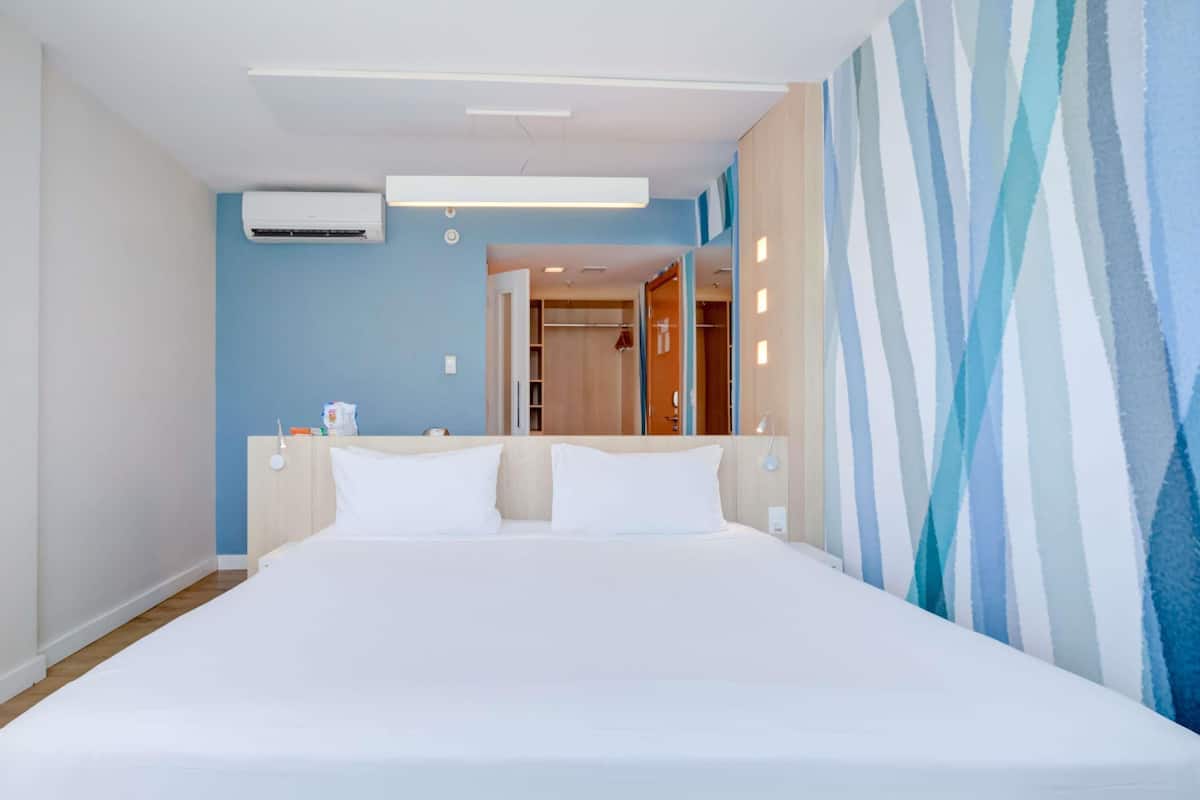 1 quarto, frigobar, escrivaninha, berços grátis