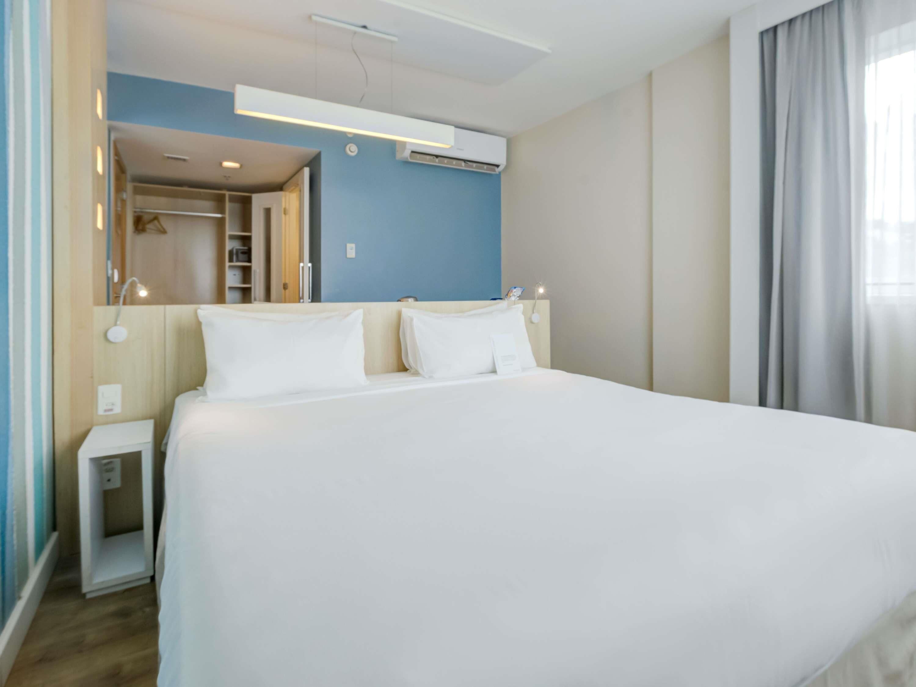 Minibar, Schreibtisch, kostenlose Babybetten, kostenloses WLAN