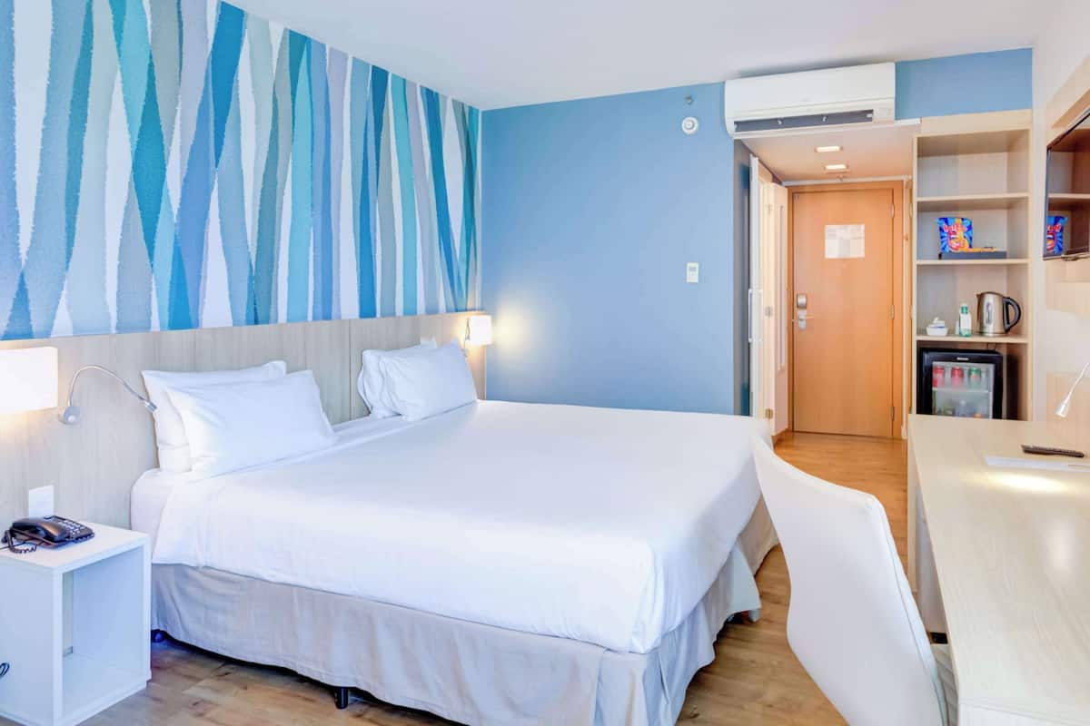 Habitación estándar, 1 cama matrimonial y sofá cama | 1 habitación, minibar, escritorio y cunas gratuitas