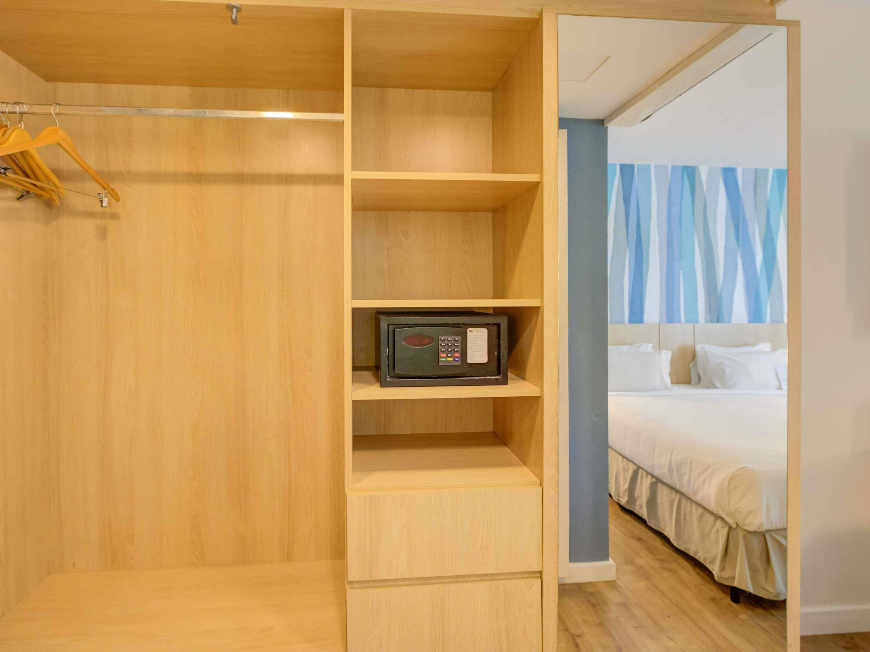Habitación estándar, 1 cama matrimonial y sofá cama | Minibar, escritorio, cunas gratuitas y wifi gratis 