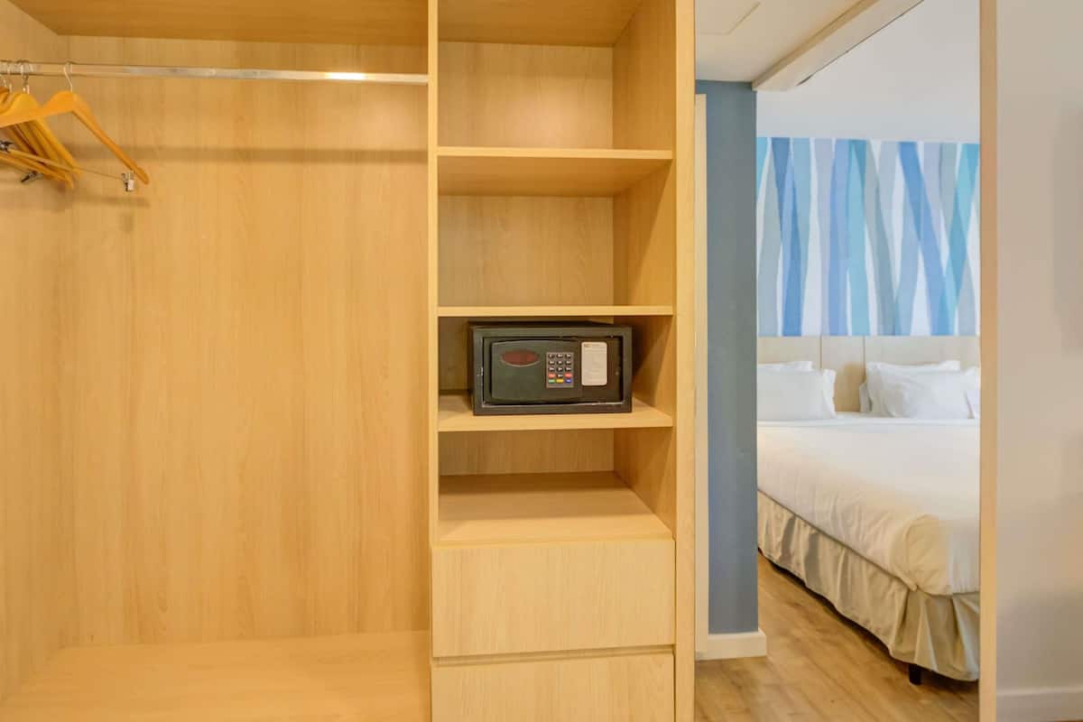 Habitación estándar, 1 cama matrimonial y sofá cama | Minibar, escritorio, cunas gratuitas y wifi gratis