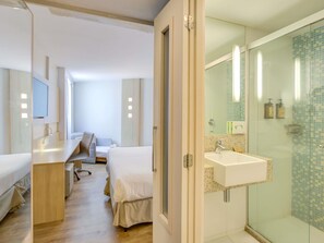 Quarto standard, 1 cama de casal e sofá-cama | Frigobar, escrivaninha, berços grátis, Wi-Fi de cortesia