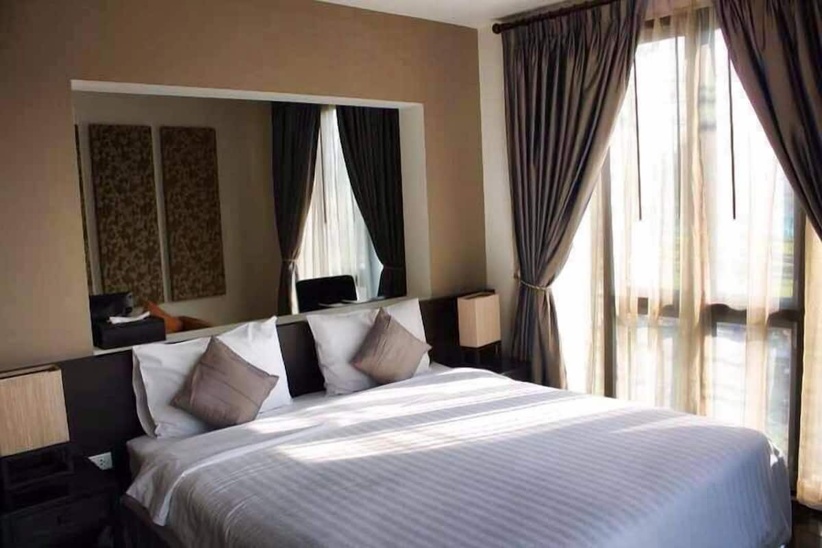 Habitación Deluxe | Ropa de cama de alta calidad, caja fuerte, escritorio