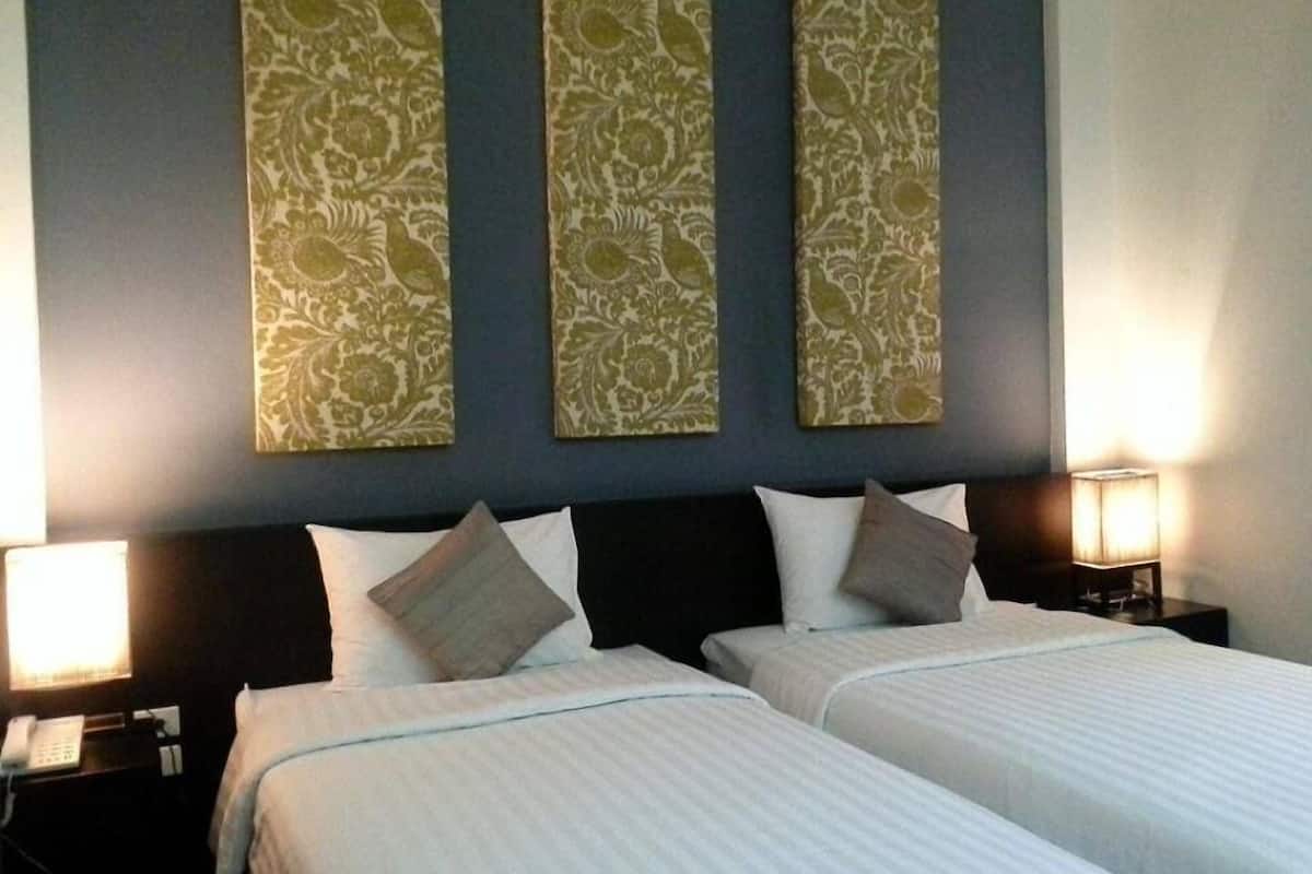 Habitación superior | Ropa de cama de alta calidad, caja fuerte, escritorio