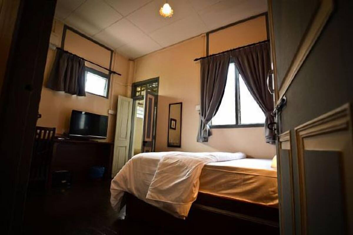 Mezzanine Room  | 客房内保险箱、办公桌、遮光窗帘、免费折叠床/加床