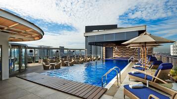 Alberca techada y alberca al aire libre