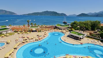 Innenpool, Außenpool, Sonnenschirme, Liegestühle