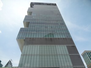 Un gratte-ciel moderne et imposant, doté d’une façade en verre et d’une conception originale à étages décalés.