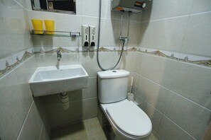 Shower, hair dryer, towels - Tai Wah Hostel (Kowloon)