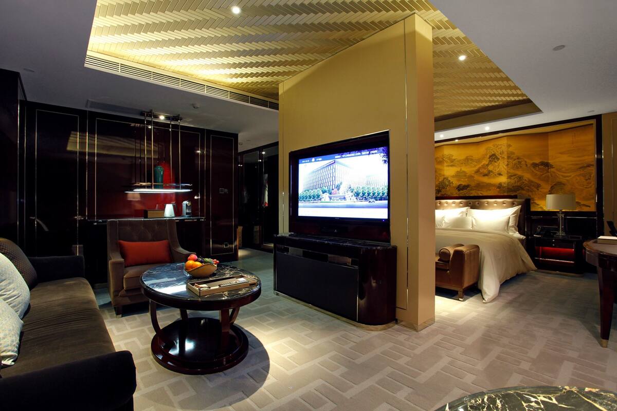 Premium bedding, down comforters, minibar, in-room safe