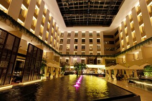 حيث تُقدم وجبات الإفطار، الغداء، العشاء، الأطباق العالمية