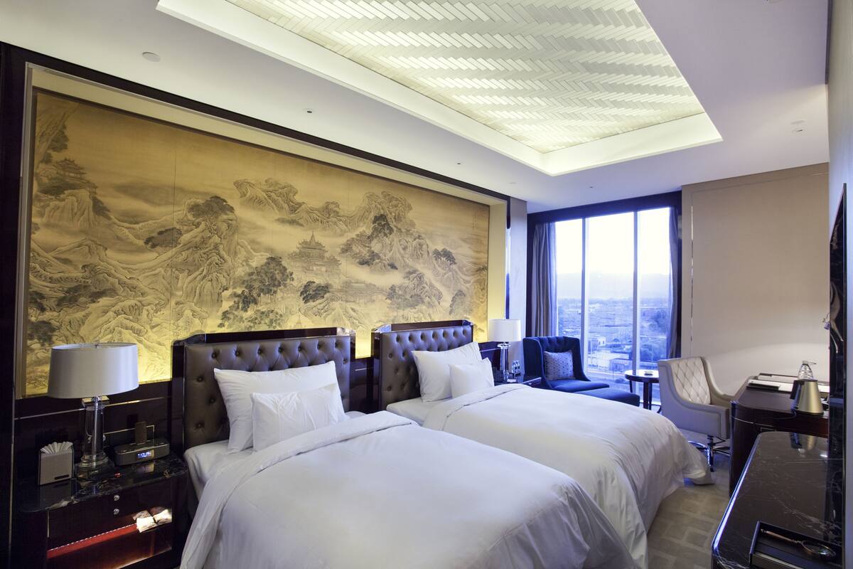 Premium bedding, down comforters, minibar, in-room safe