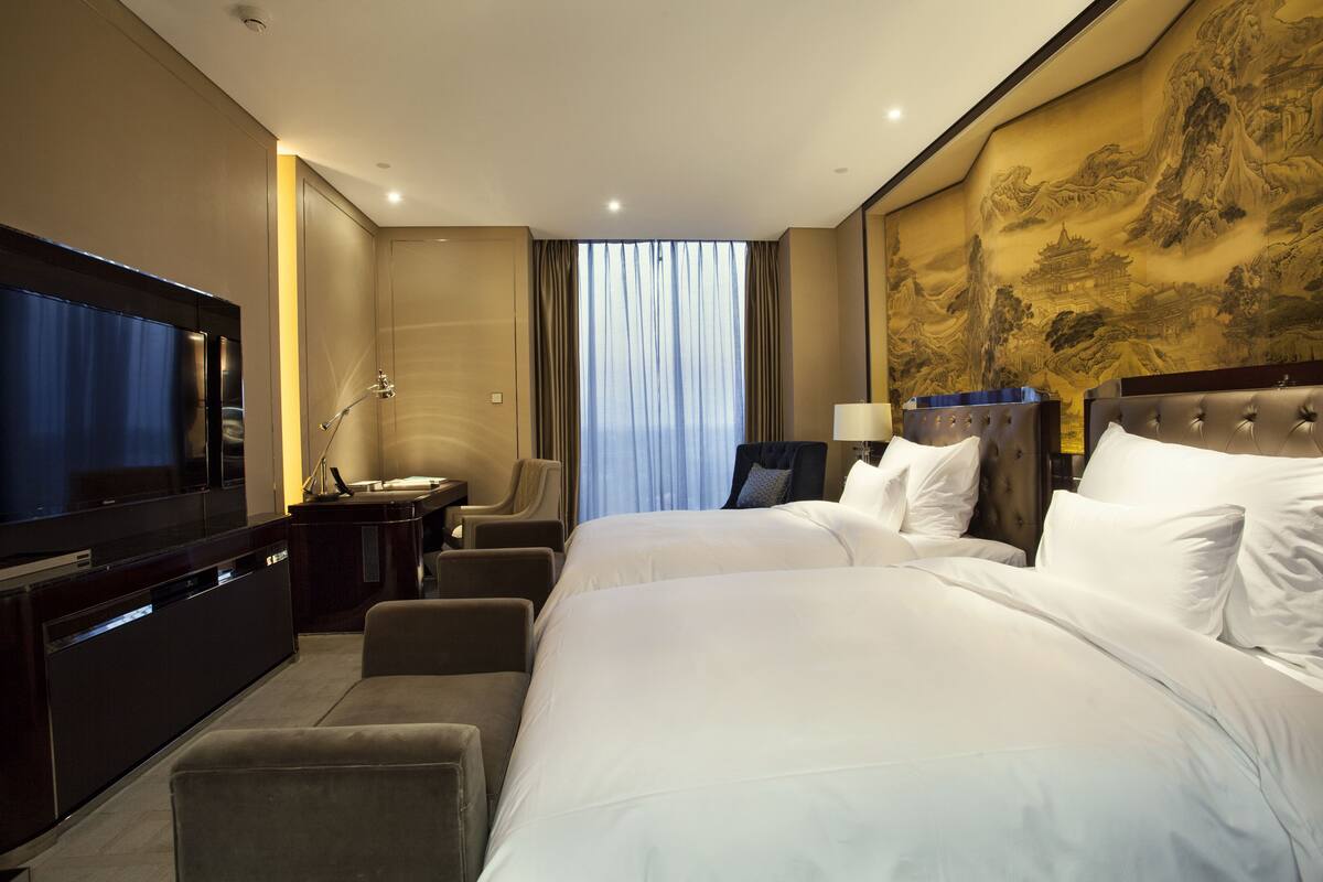 Premium bedding, down comforters, minibar, in-room safe